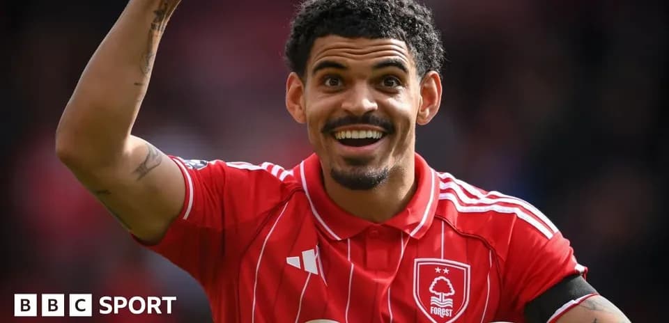 Joueur de Nottingham Forest célébrant avec enthousiasme