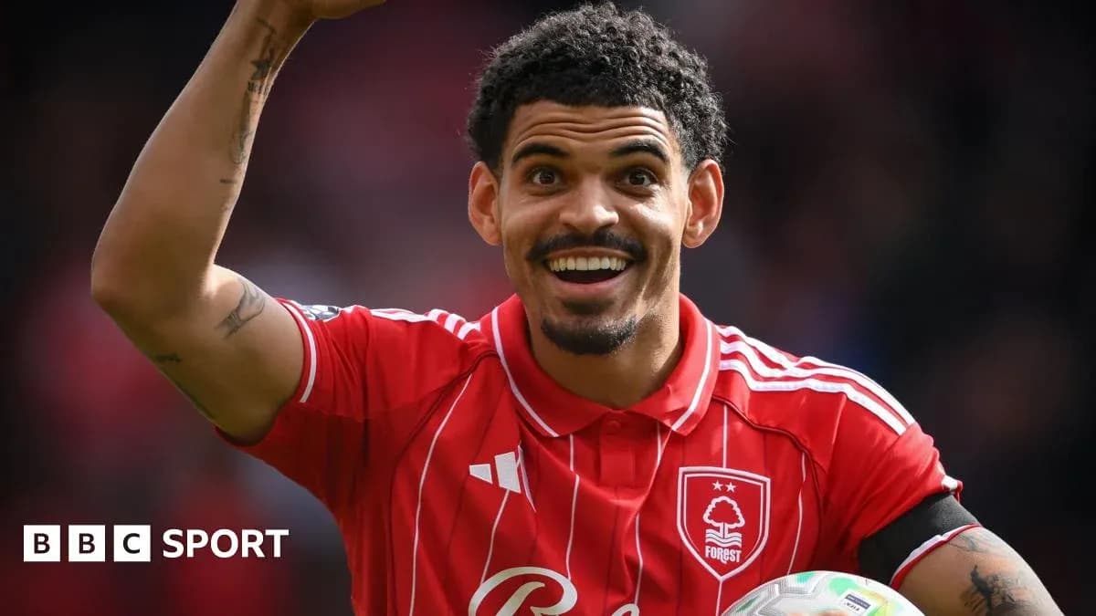 Joueur de Nottingham Forest célébrant avec enthousiasme