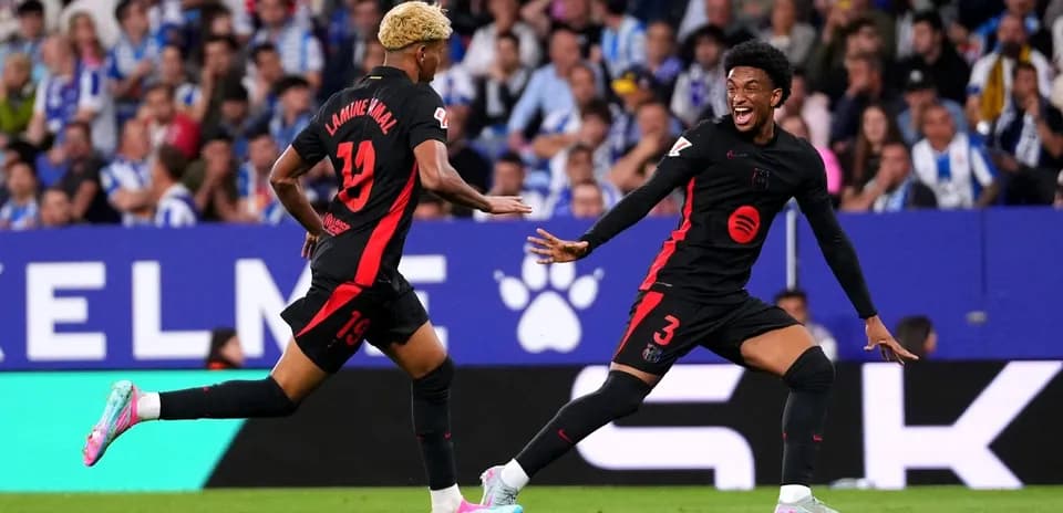 Deux joueurs de Barcelone célébrant un but