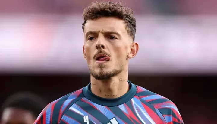 Gardien de but en maillot d'échauffement sur le terrain