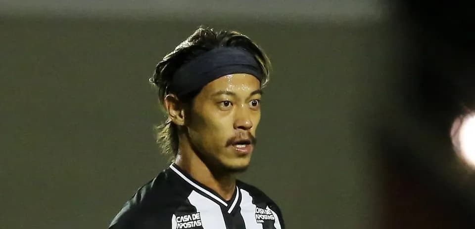 Joueur portant un maillot noir et blanc sur le terrain