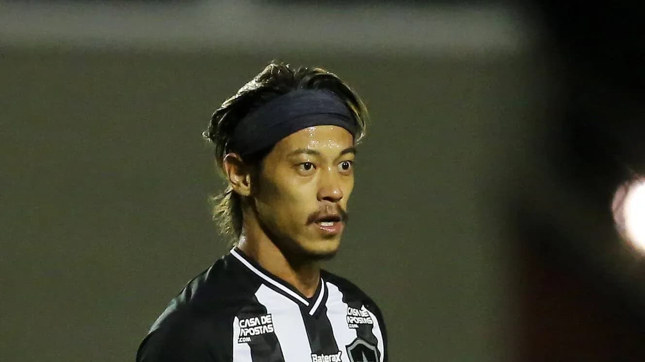 Joueur portant un maillot noir et blanc sur le terrain
