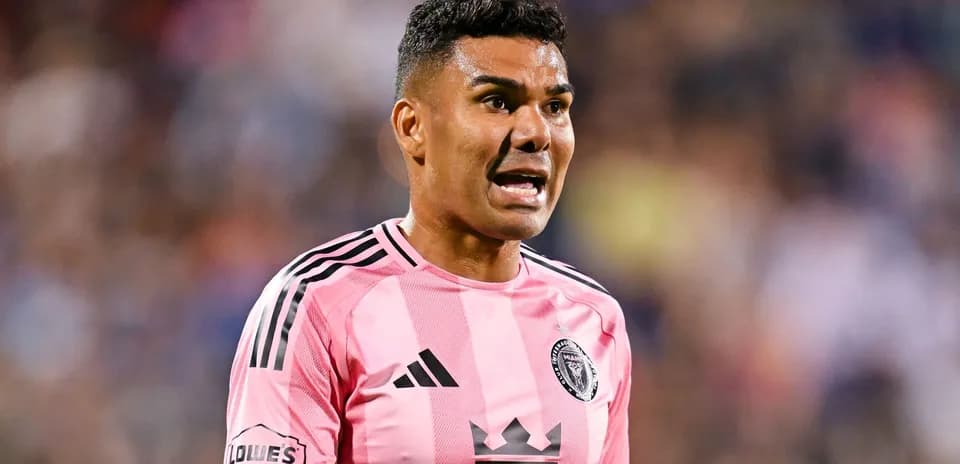 Joueur en maillot rose s'exprimant sur le terrain