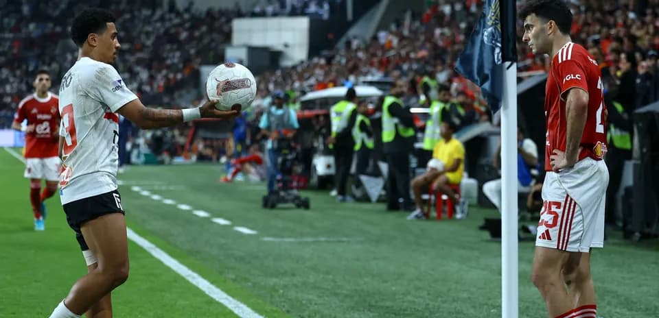 Joueur effectuant une touche pendant un match