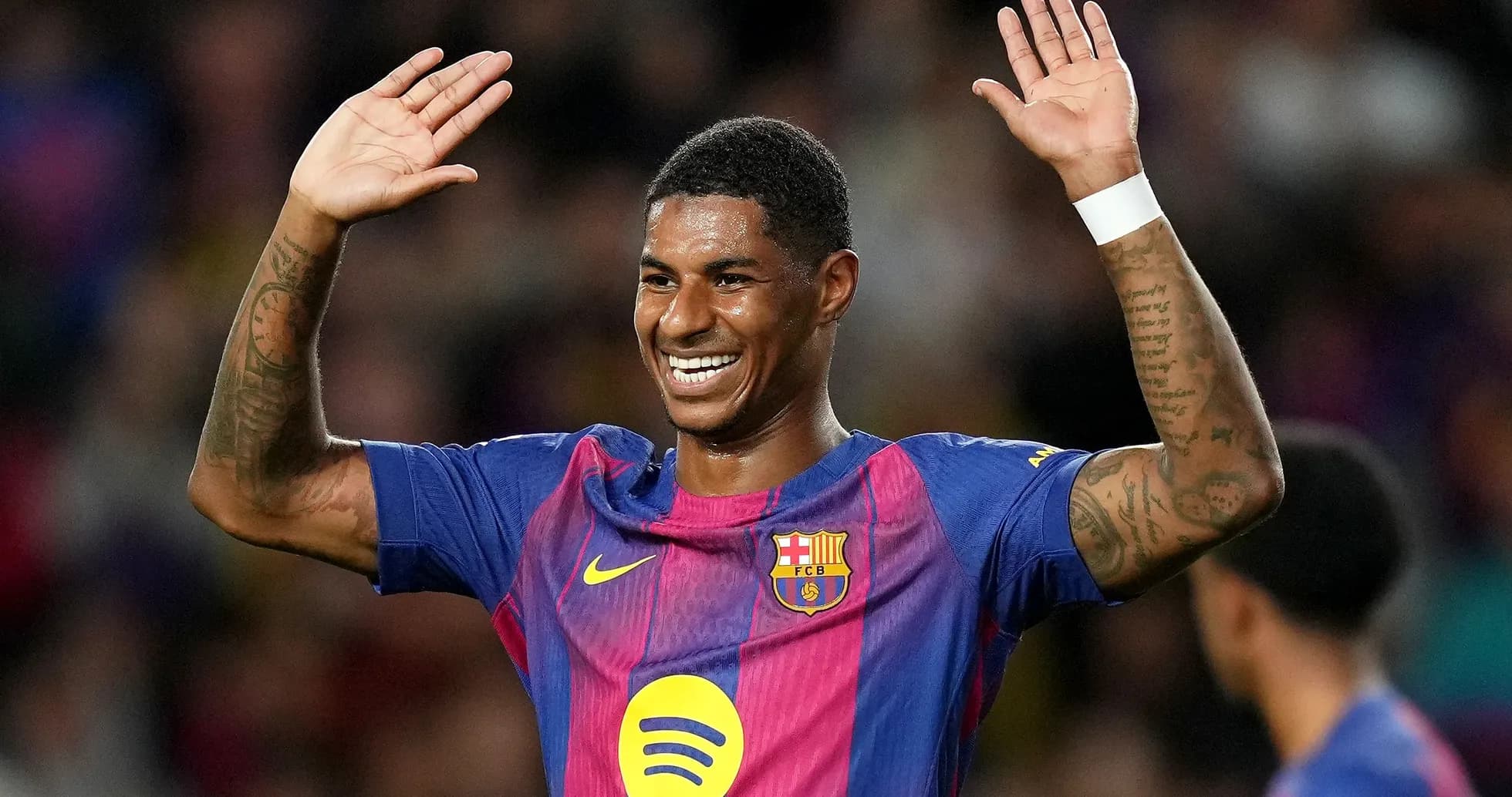 Joueur de Barcelone levant les bras en signe de victoire
