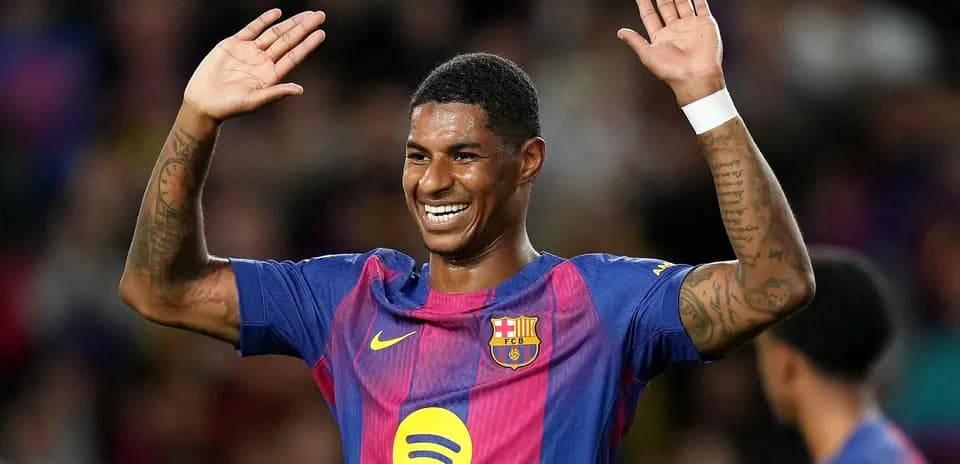 Joueur de Barcelone levant les bras en signe de victoire