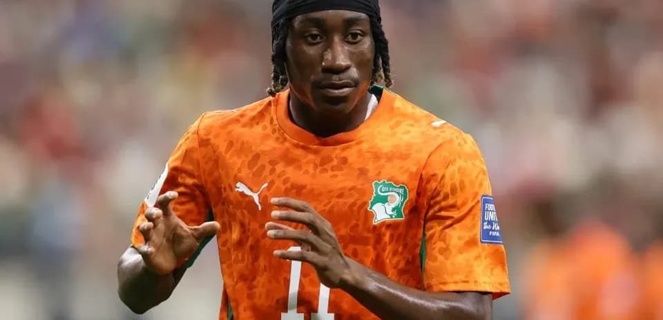 Joueur en action avec le maillot orange de la Côte d'Ivoire