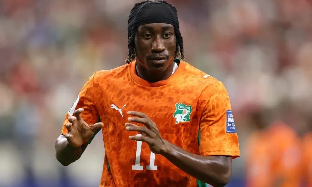 Joueur en action avec le maillot orange de la Côte d'Ivoire