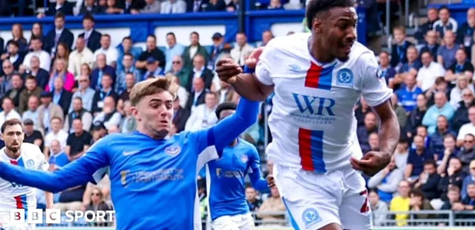 Joueur en bleu attrapant un adversaire en blanc