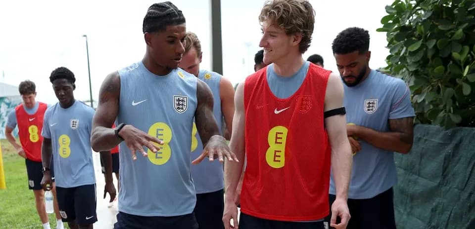 Joueurs anglais discutant lors d'une séance d'entraînement