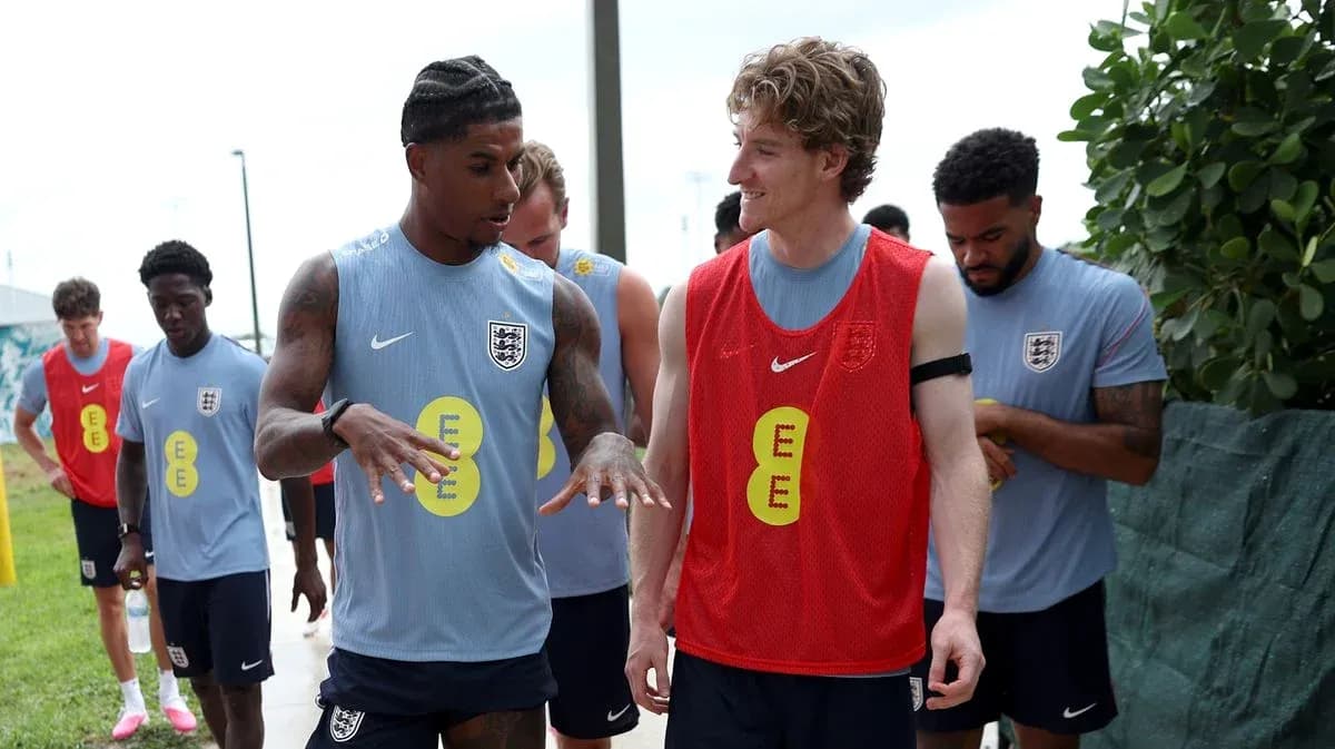 Joueurs anglais discutant lors d'une séance d'entraînement