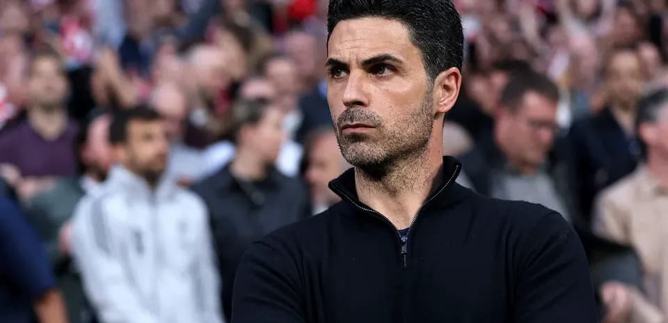 Entraîneur observant le match depuis la tribune