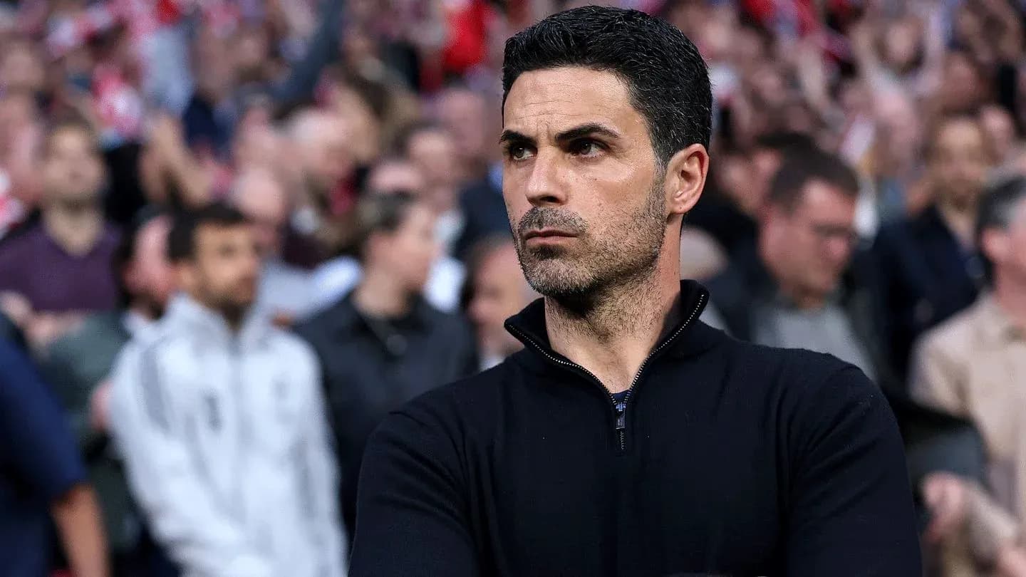 Entraîneur observant le match depuis la tribune