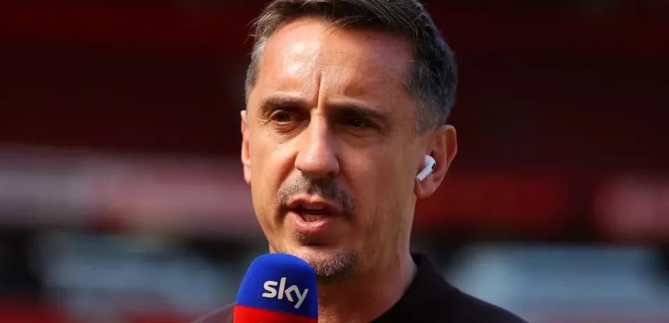 Commentateur parlant avec un microphone avant le match