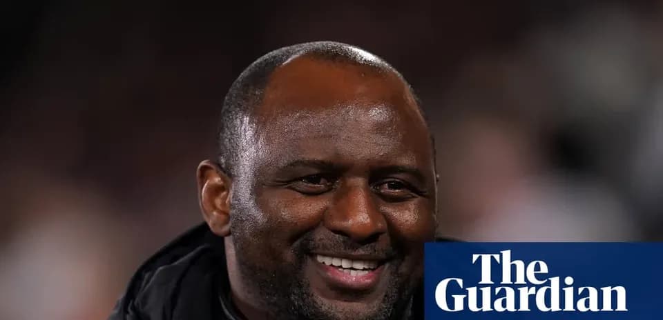 Entraîneur souriant lors d'un match de football