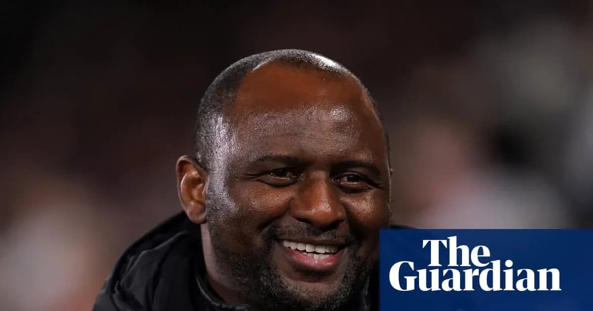 Entraîneur souriant lors d'un match de football