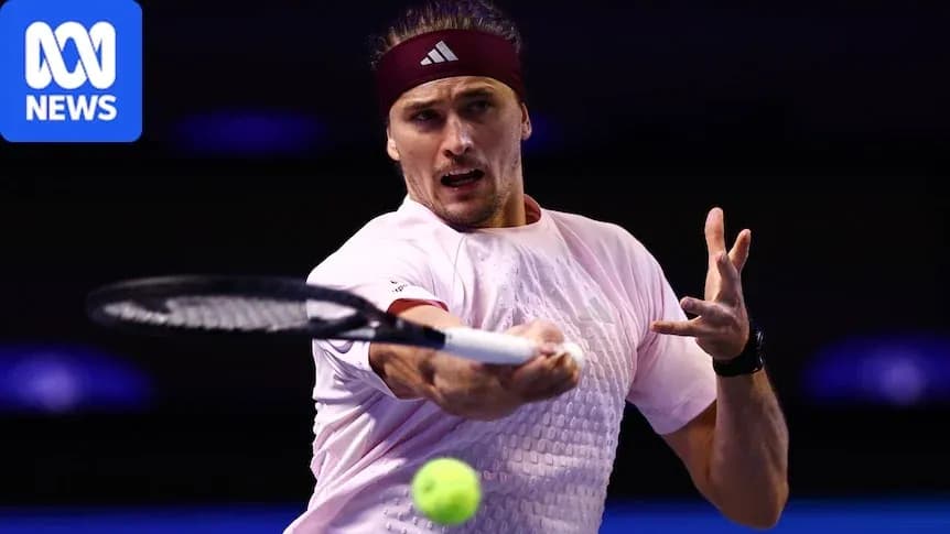 Joueur frappant une balle de tennis sur le court