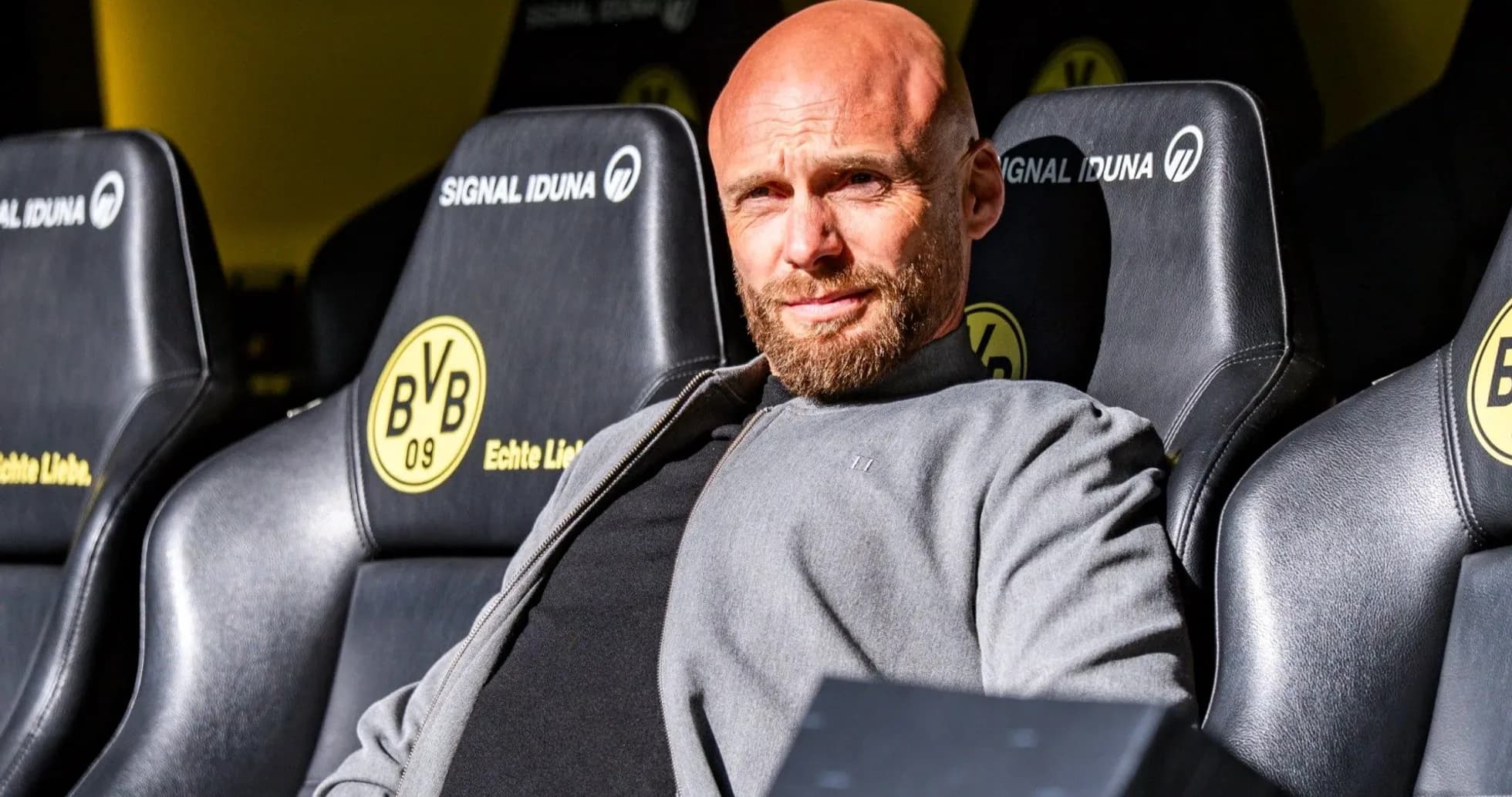 Entraîneur assis sur le banc de touche de BVB