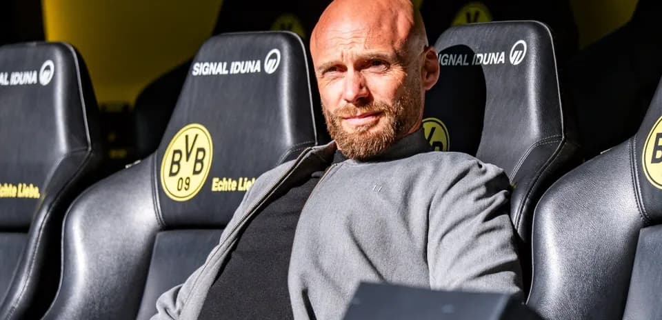 Entraîneur assis sur le banc de touche de BVB