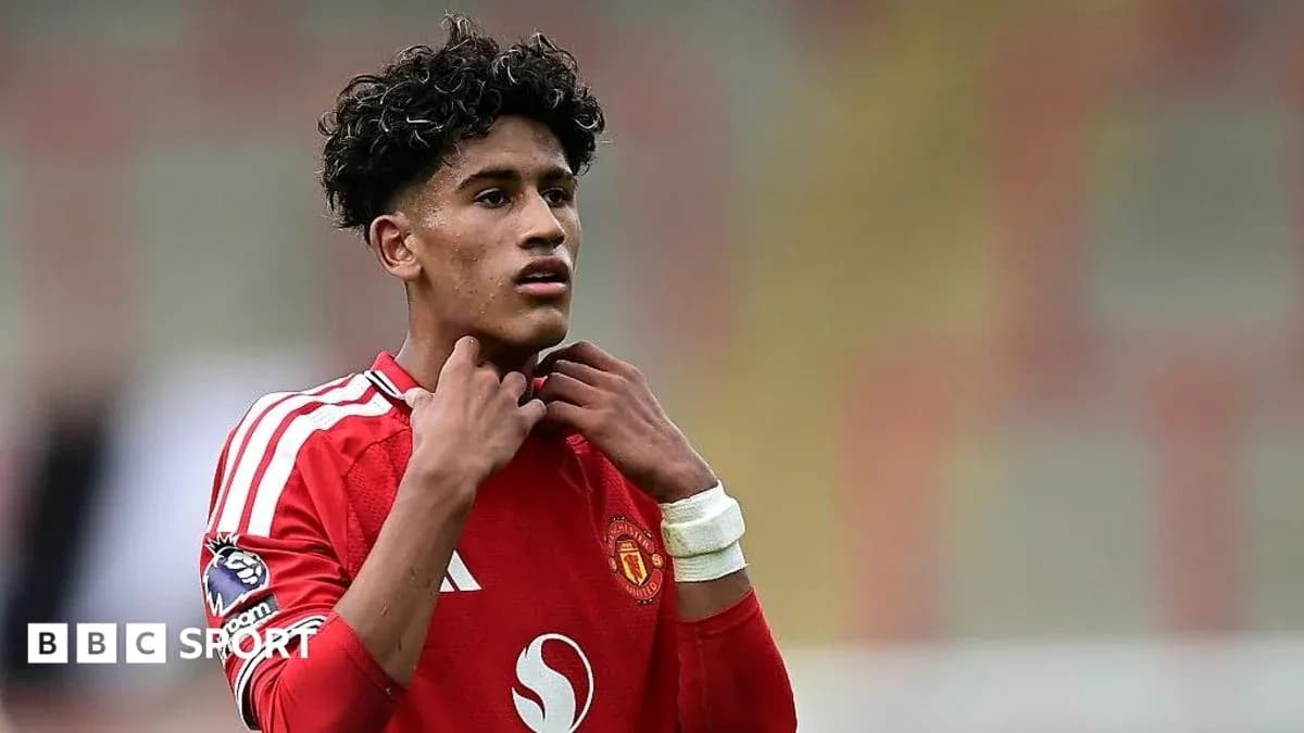 Joueur de Manchester United ajustant son maillot