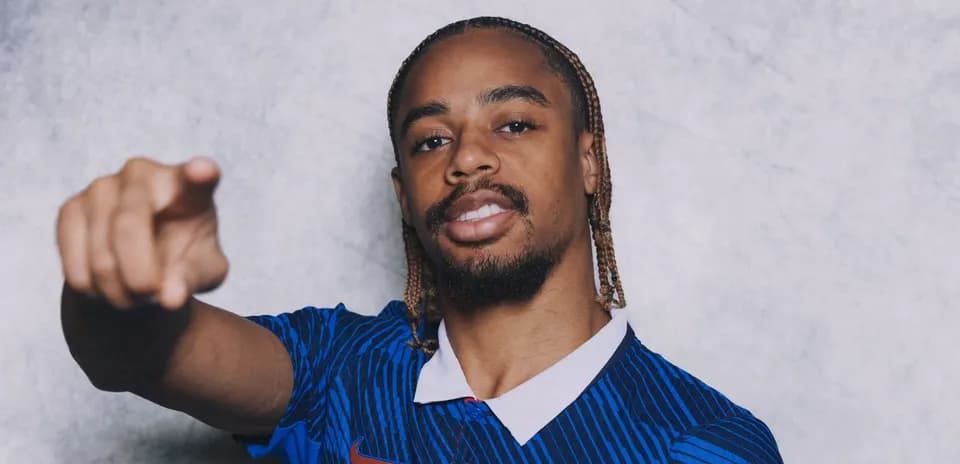 Joueur pointant du doigt en maillot bleu