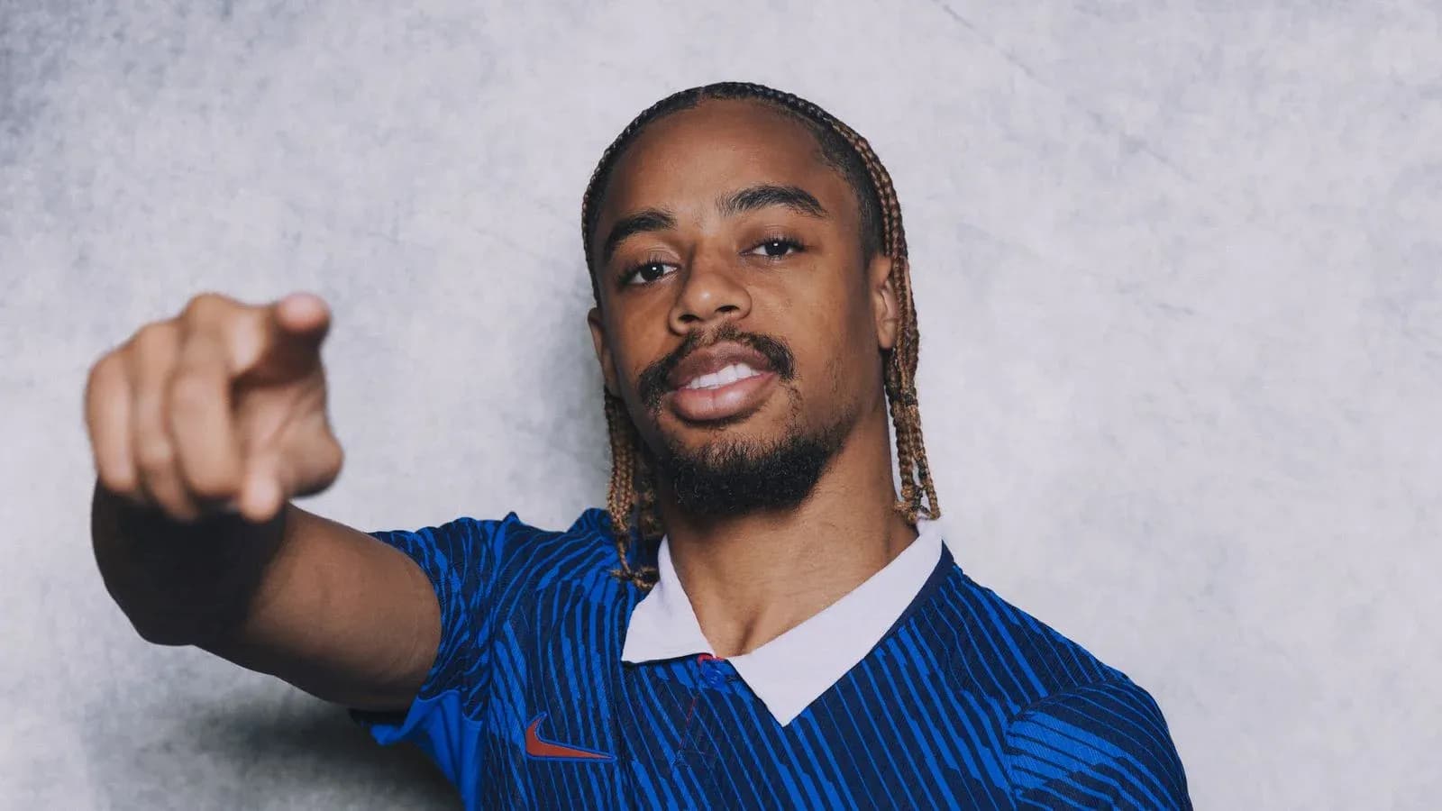 Joueur pointant du doigt en maillot bleu
