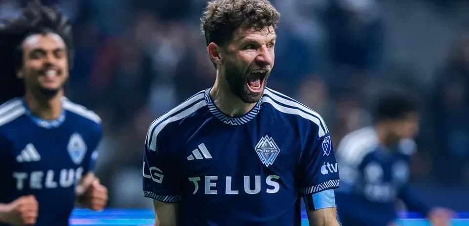 Joueur célébrant un but avec l'équipe de Vancouver