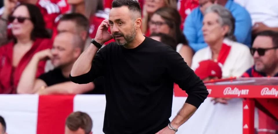 Entraîneur discutant avec le staff sur le banc