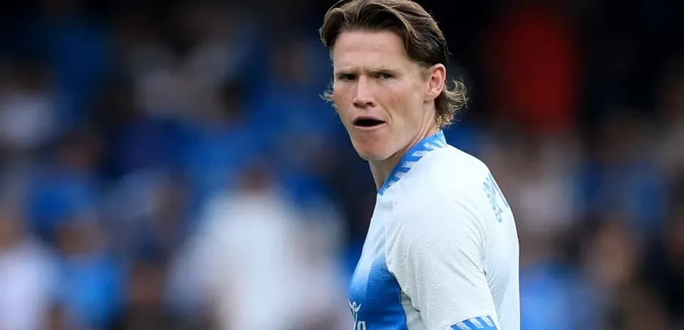 Joueur en maillot clair sur le terrain de football
