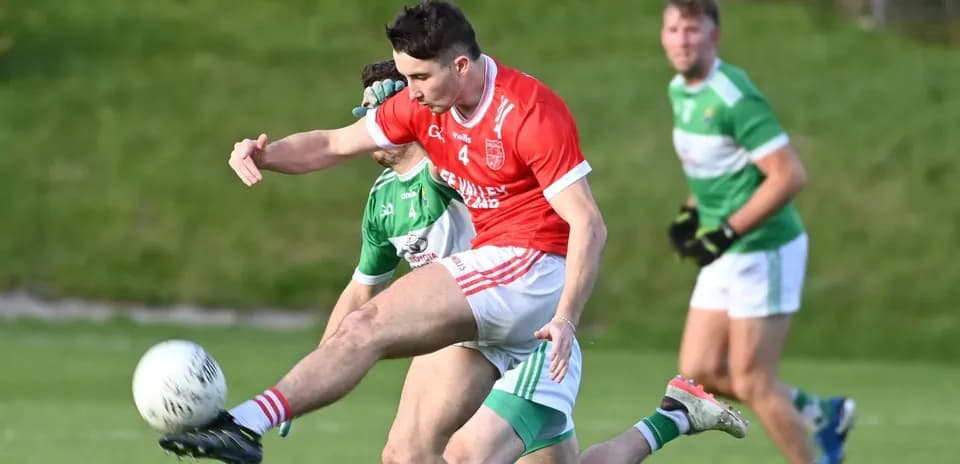 Joueur en rouge tirant le ballon pendant un match