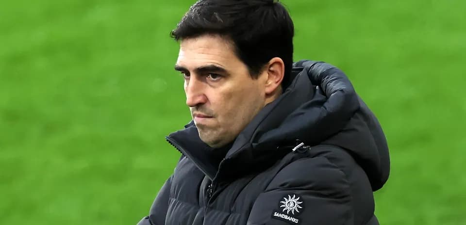 Entraîneur observant le match sur le terrain