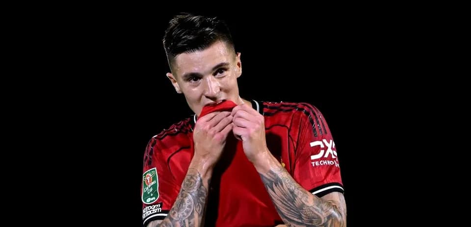 Joueur en maillot rouge touchant son maillot