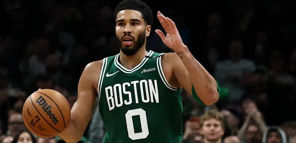 Joueur des Boston Celtics avec le ballon en match
