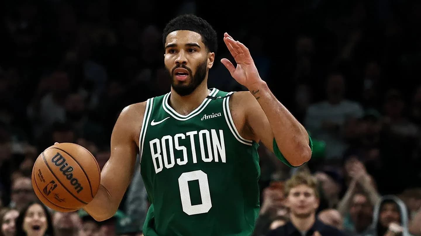 Joueur des Boston Celtics avec le ballon en match