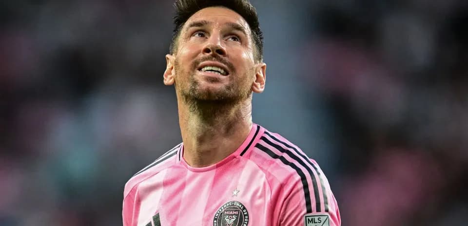 Joueur regardant le ciel pendant un match