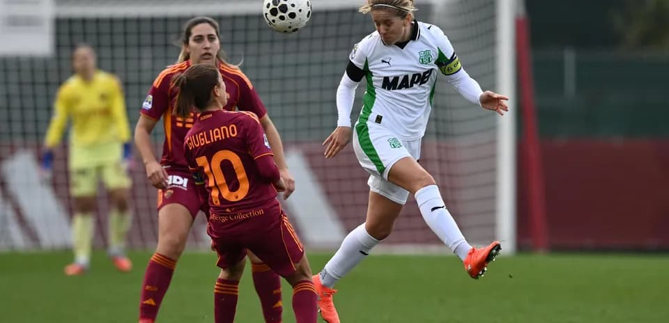 Joueuses de Sassuolo et Roma en action