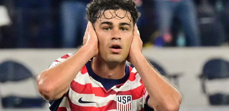 Joueur des États-Unis se couvrant les oreilles sur le terrain