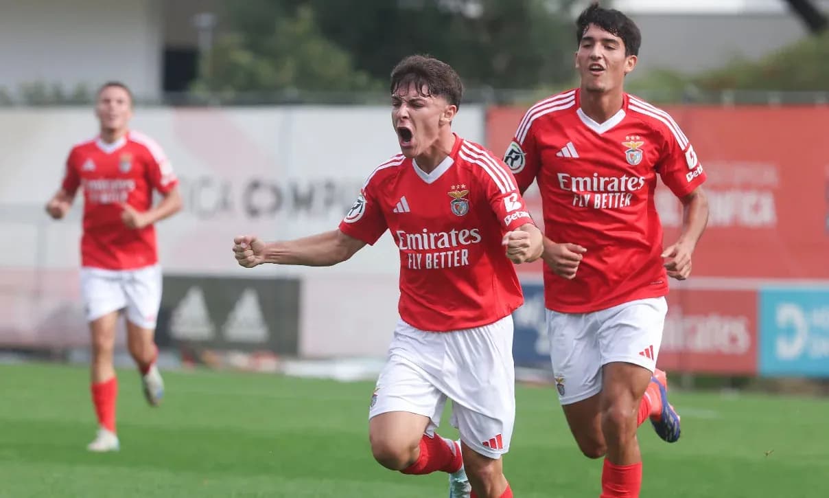 Joueurs de Benfica célébrant un but