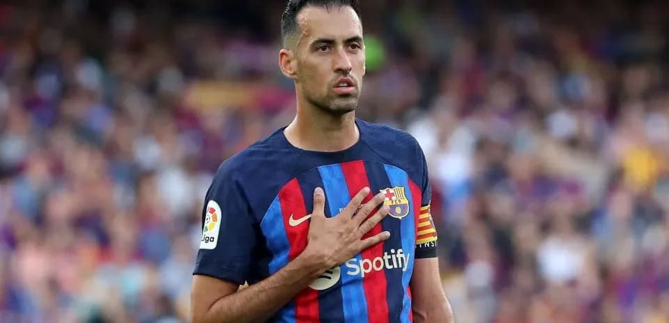 Joueur de FC Barcelone avec le maillot à rayures