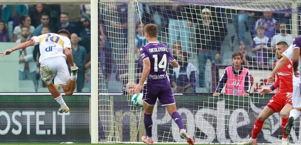 Un joueur de Lecce tirant au but contre la Fiorentina
