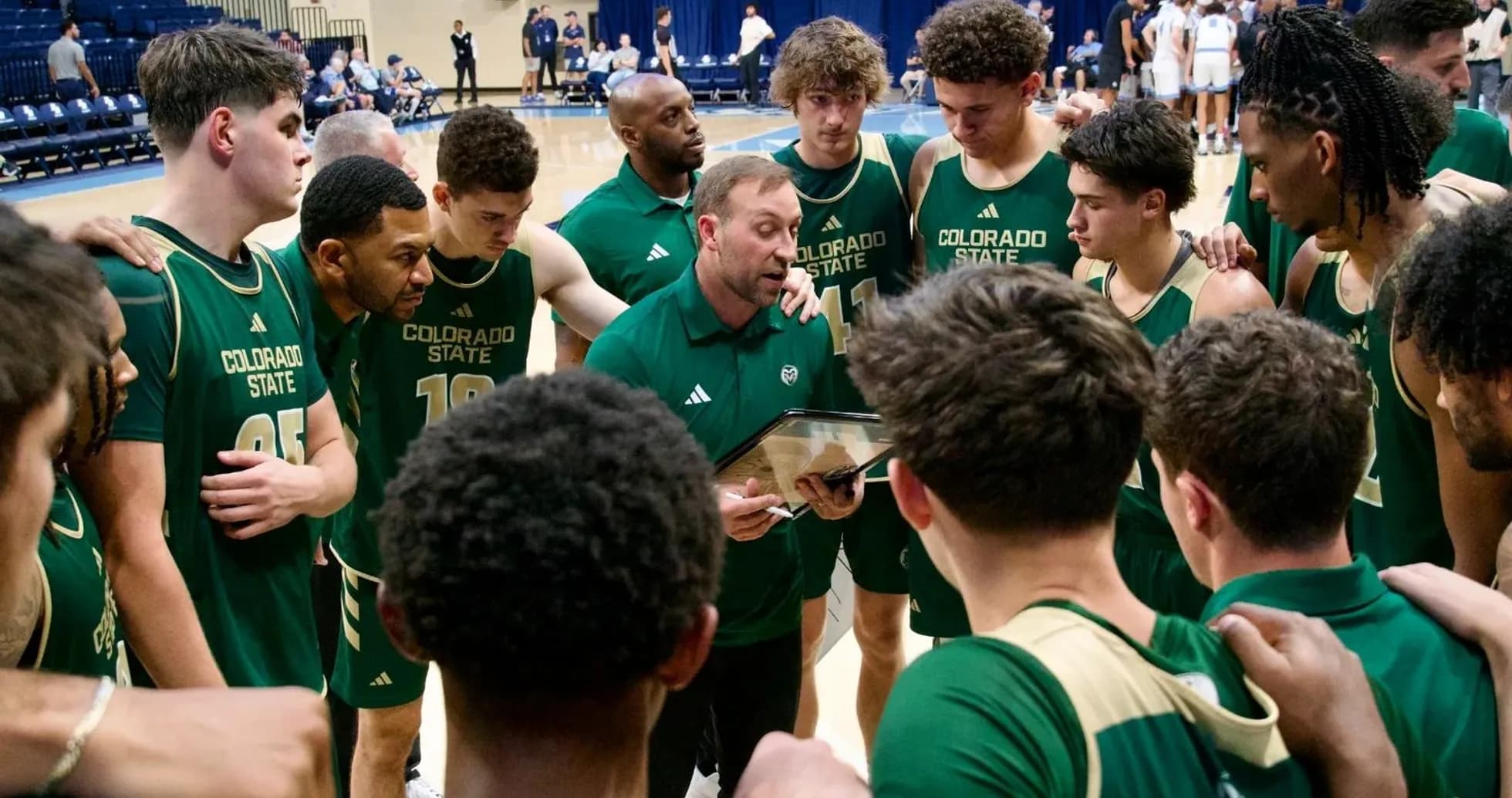 Équipe de Colorado State en huddle pendant la réunion