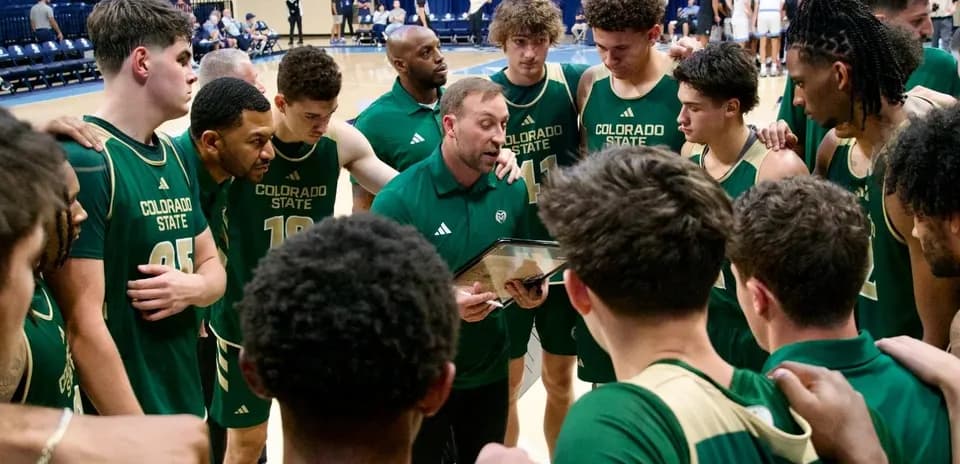 Équipe de Colorado State en huddle pendant la réunion