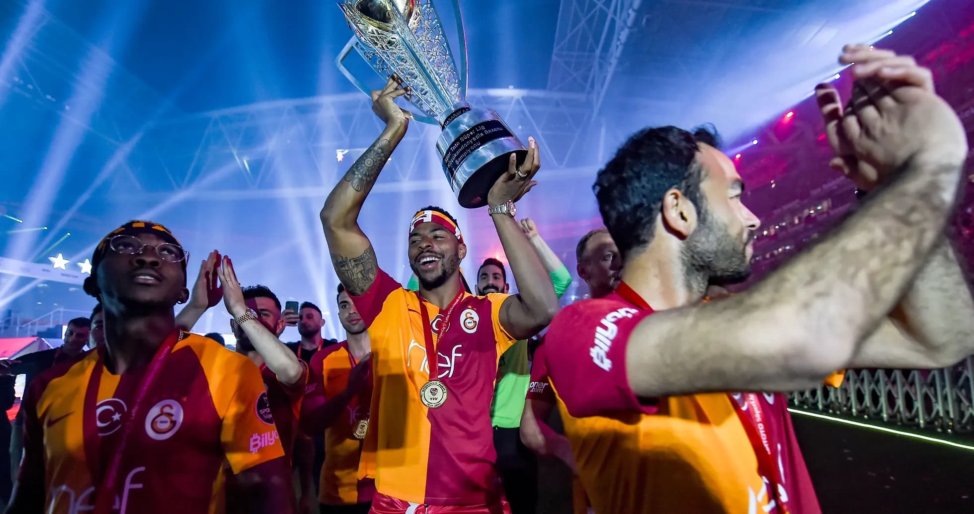 Joueur de Galatasaray levant le trophée en célébration