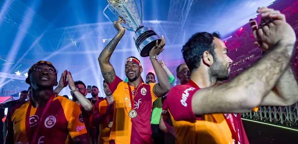 Joueur de Galatasaray levant le trophée en célébration