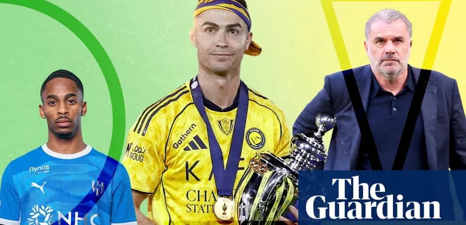 Trois joueurs de football en action sur fond coloré