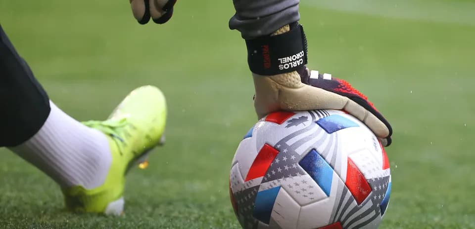 Gardiens de but tenant un ballon de football