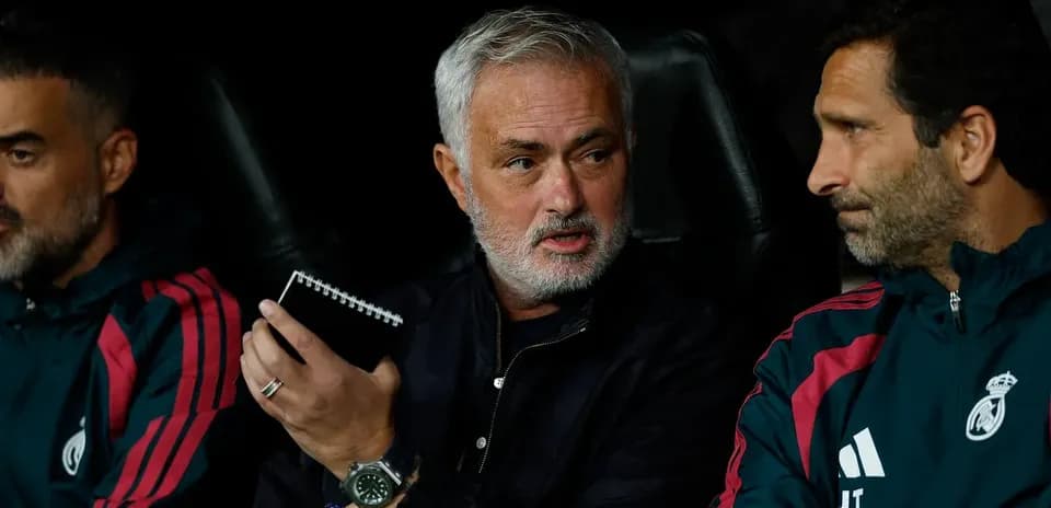 Entraîneur discutant avec son staff sur le banc