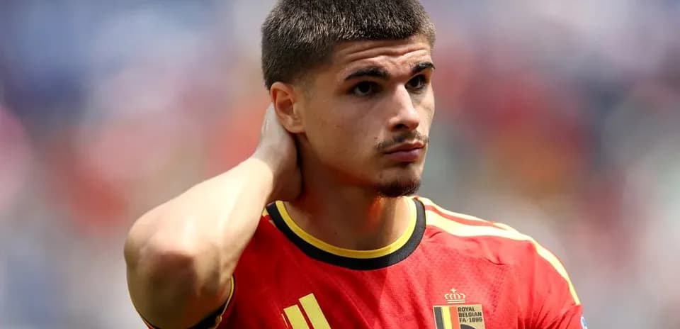 Joueur belge en maillot rouge pendant un match