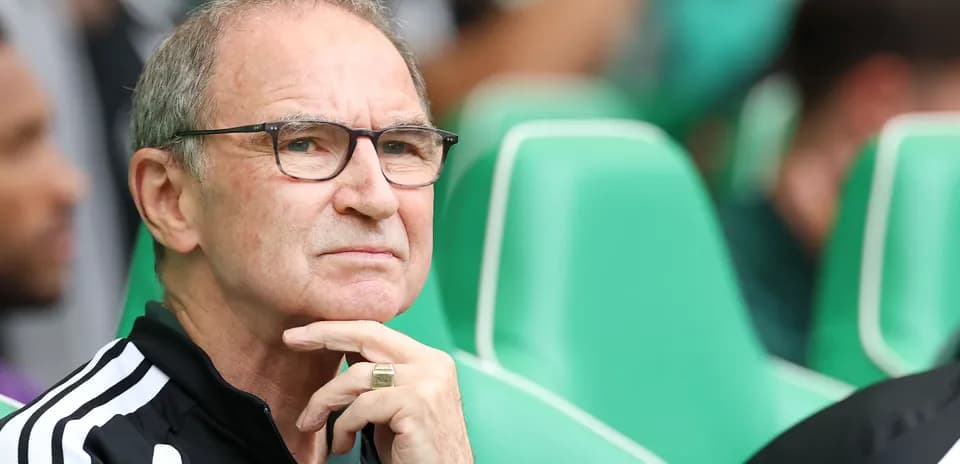 Entraîneur observant le match depuis le banc