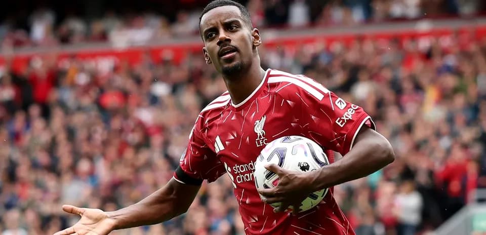Joueur de Liverpool avec le ballon sur le terrain